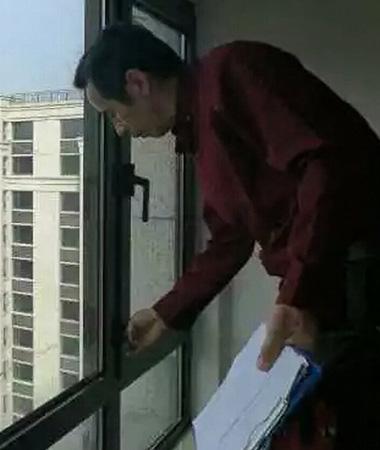 下锁点安装位置不正确锁不上，下部密封不严松动